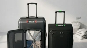 An illustration of two large suitcases featuring integrated digital scales on the handles, displaying a weight of 23 kg to prevent airline excess baggage fees.